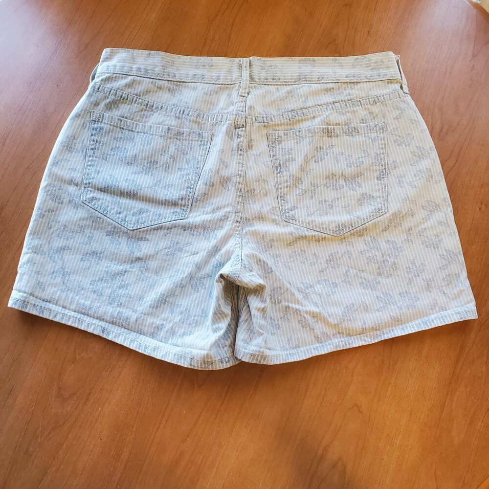 Old Navy Boyfriend Denim Railroad Stripe Shorts Floral Print 3 ½” Inseam - (8) - Picture 3 of 12